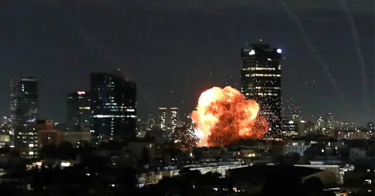 ইরান ইসরায়েলে ক্ষেপণাস্ত্র হামলায় তেল আবিবে বিস্ফোরণ